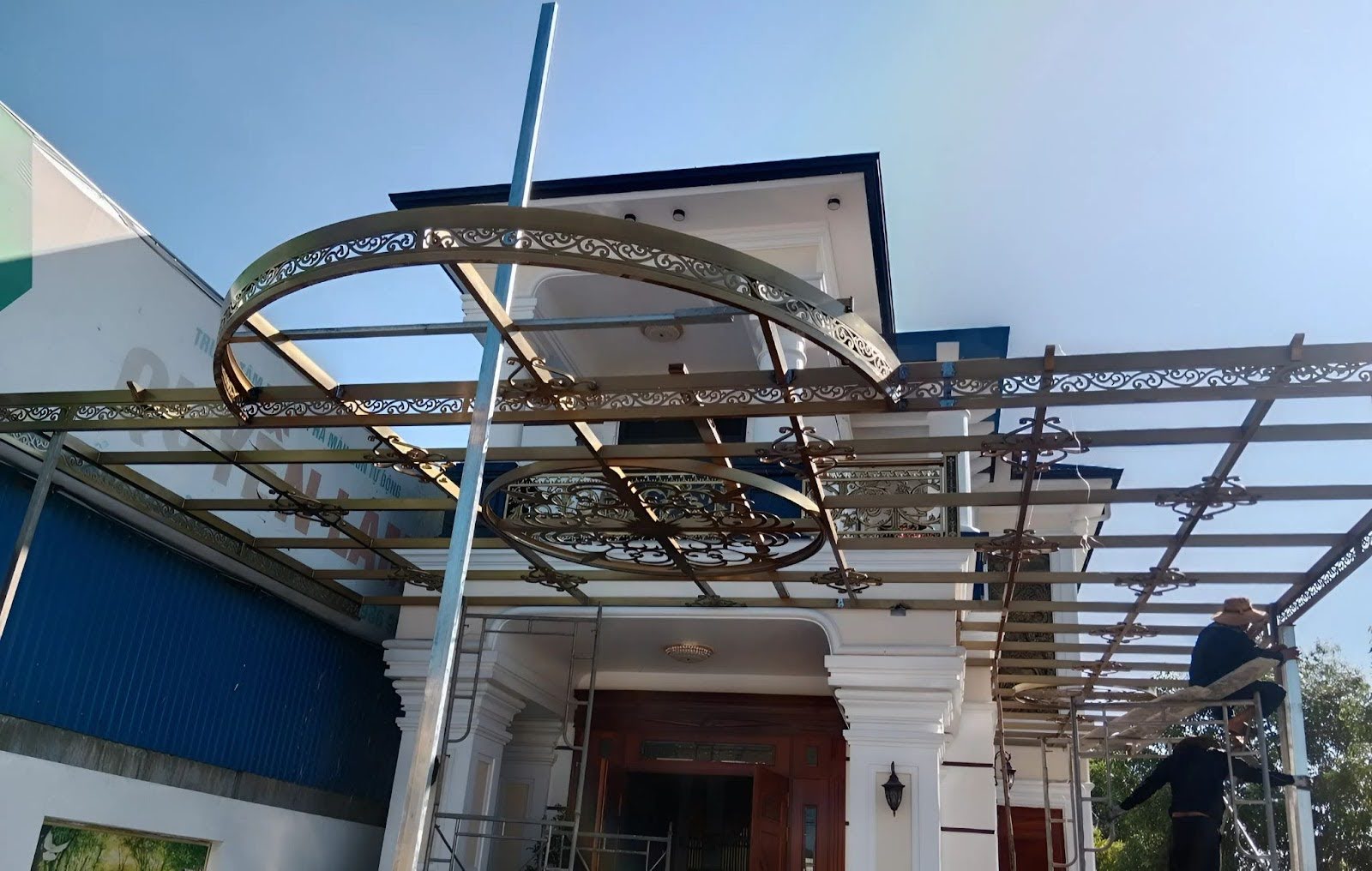 Mái kính sân trước nhà đẹp ấn tượng