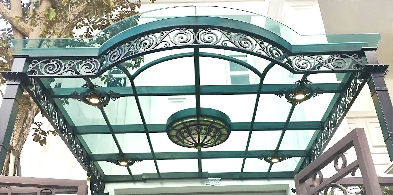 Mái kính sân trước nhà khung sắt hộp