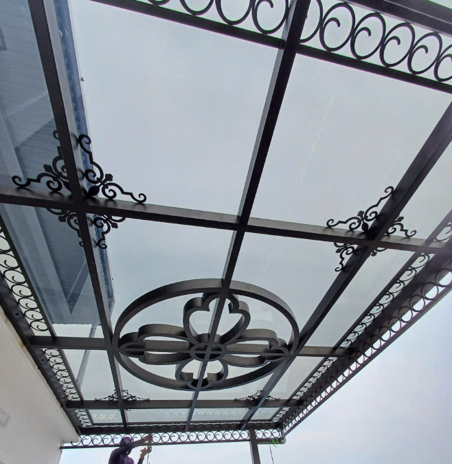 Mẫu mái kính sân trước nhà đẹp