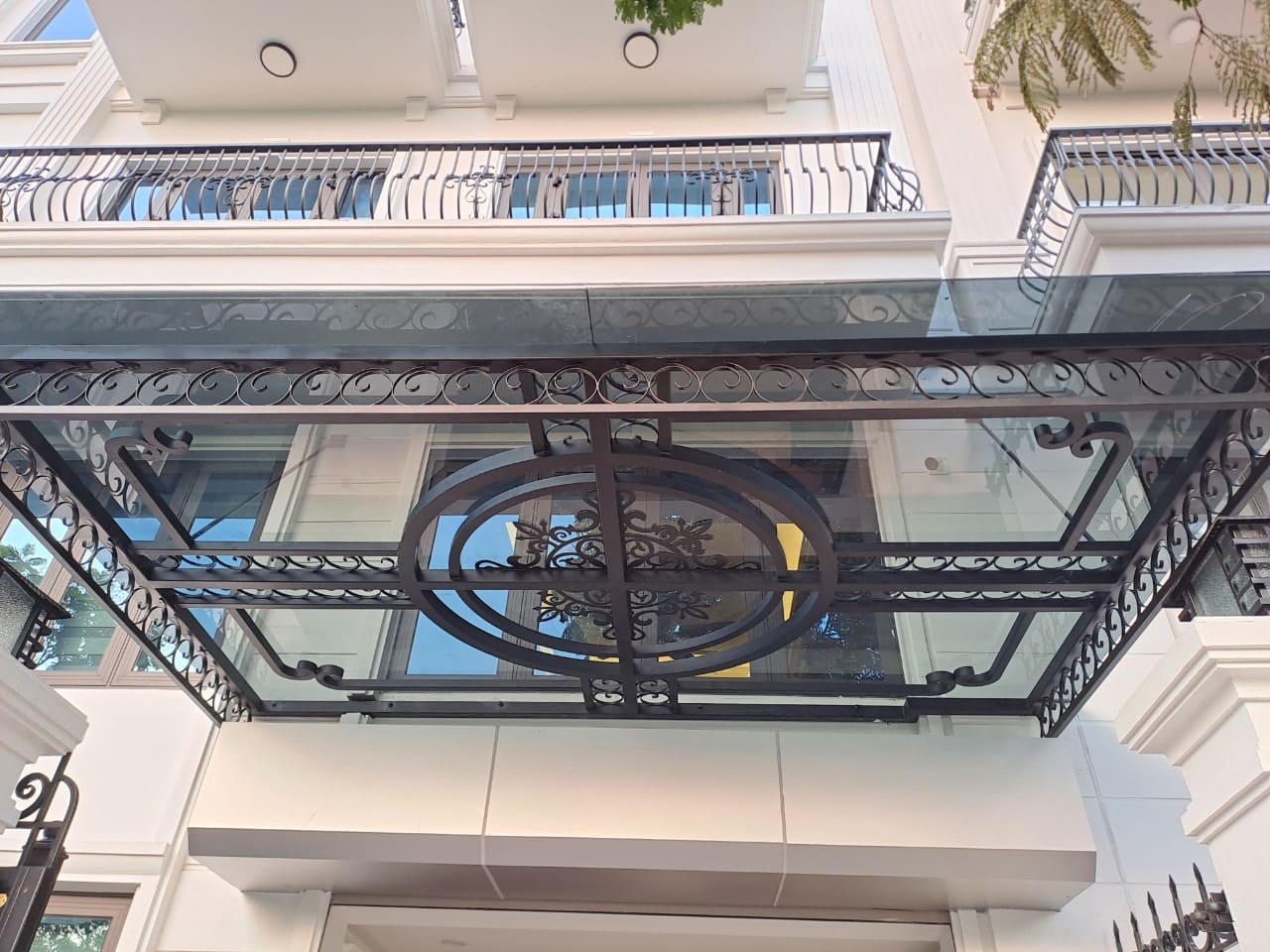 Mái kính sân trước nhà kính cường lực