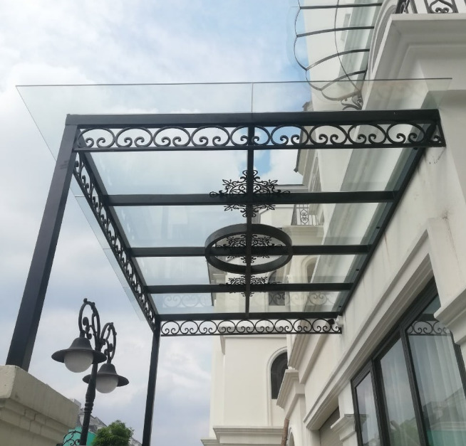 Mái kính sân trước nhà mang lại cảm giác sang trọng