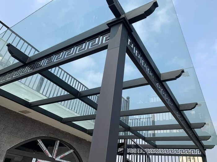 Mái kính sân trước nhà phong cách tối giản