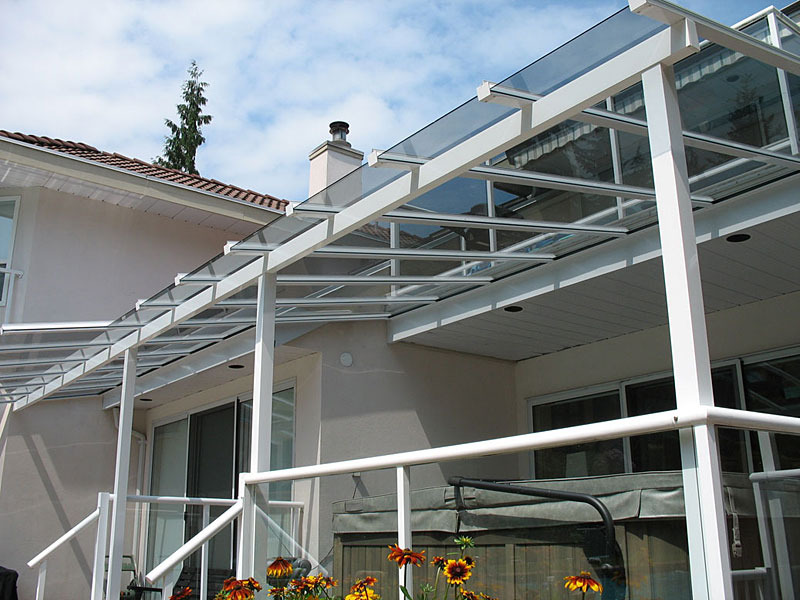 Mái kính sân trước nhà phù hợp với xu hướng thiết kế mới