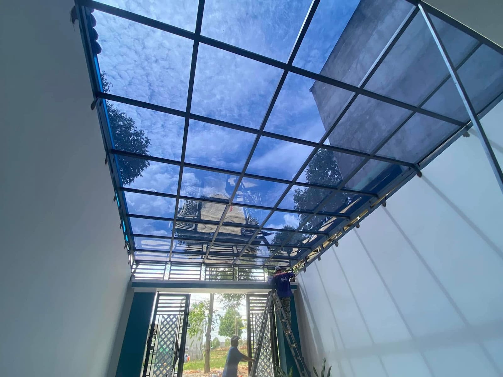 Mái kính sân trước nhà đẹp