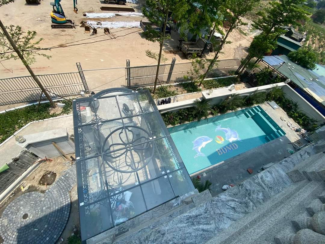 Mái kính sân trước nhà tạo điểm nhấn cho mặt tiền