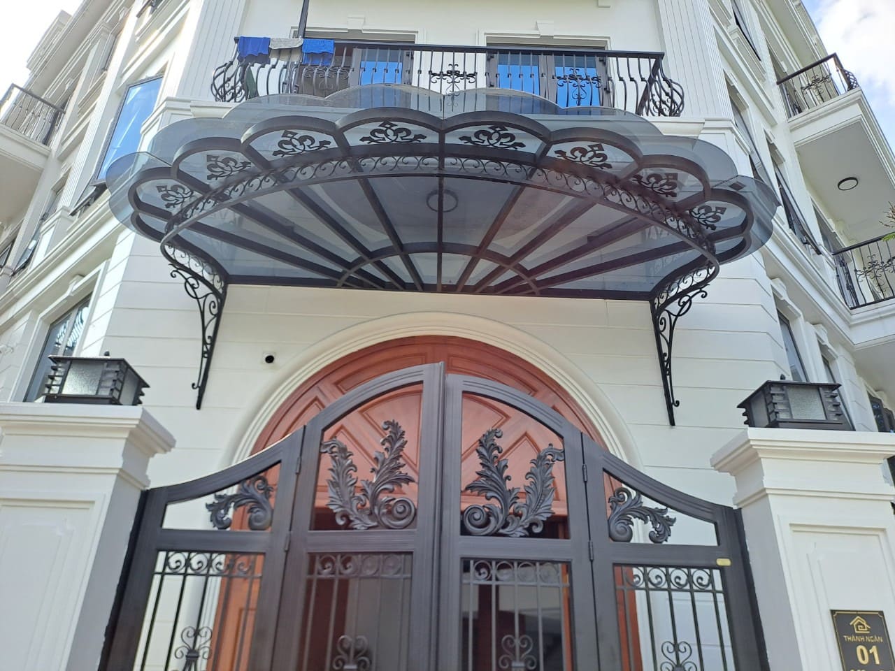 Mái kính sân trước nhà hiện đại