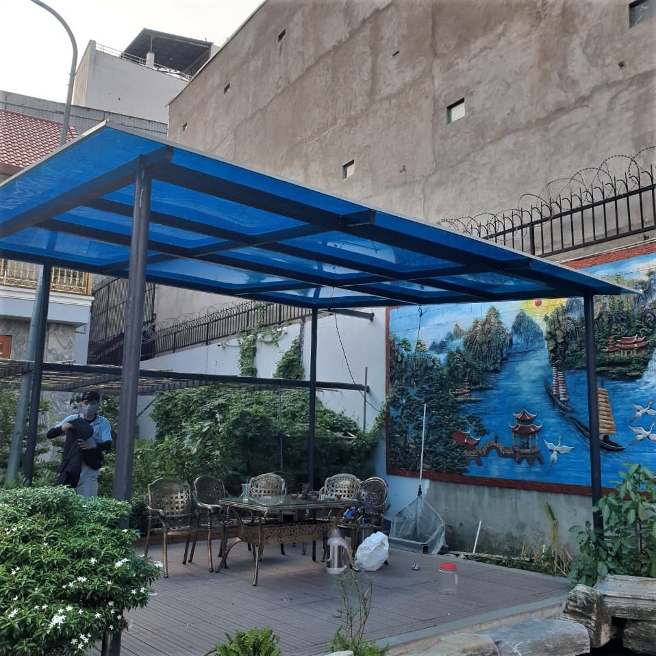 Mái kính sân trước nhà