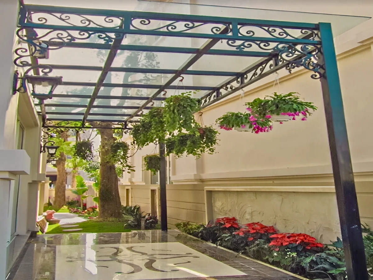 Mẫu mái kính cường lực sân vườn đơn giản đẹp