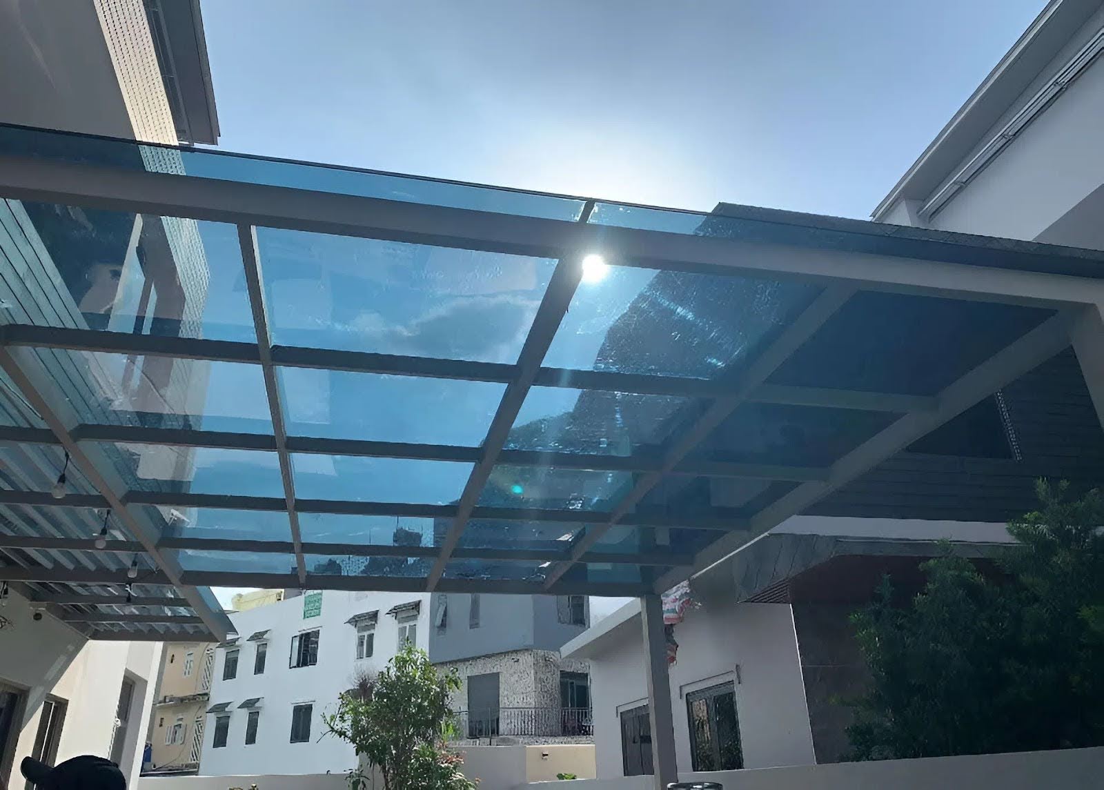 Mái kính sân trước nhà