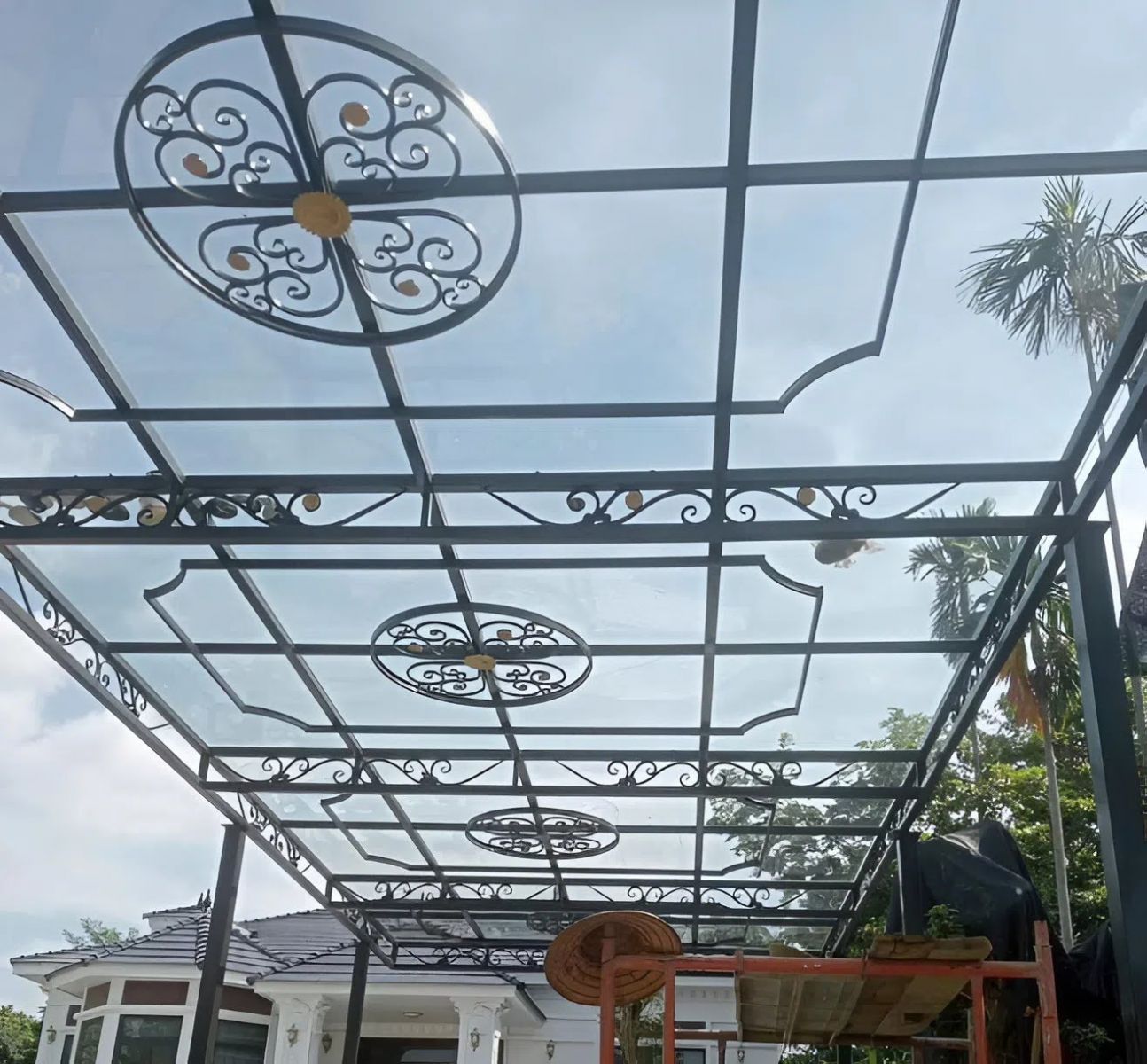 Mái kính sân vườn là lựa chọn của nhiều gia chủ