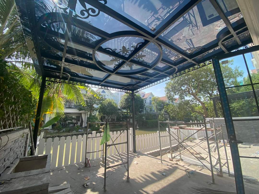 Mái kính sân vườn tạo điểm nhấn xanh mát