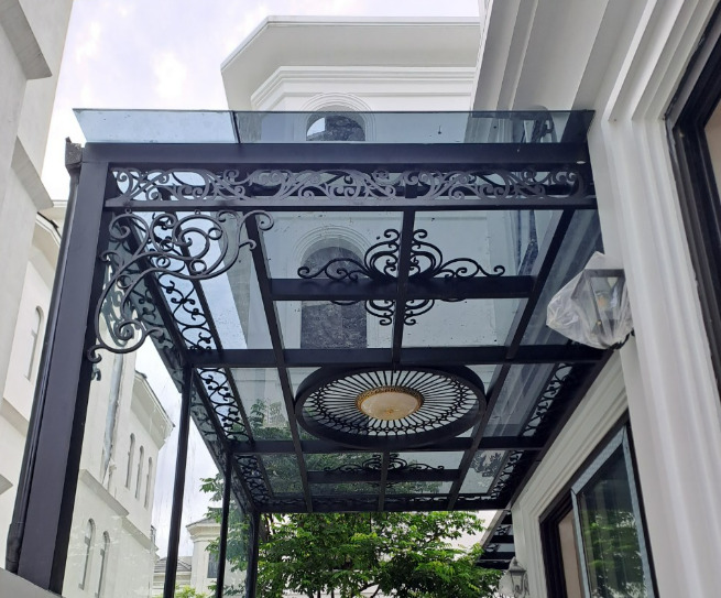 Mái kính sân trước nhà