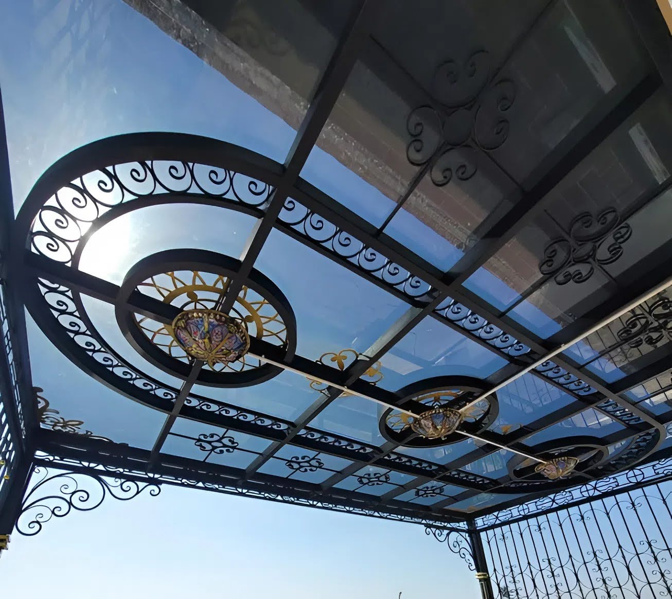 Mái kính mỹ thuật giúp không gian thêm tinh tế