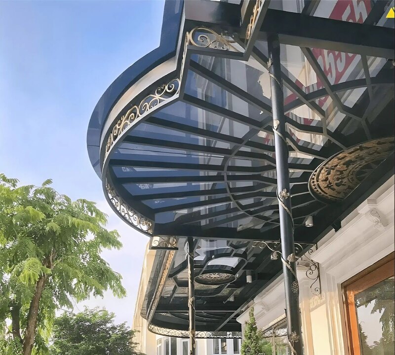 Mái kính sắt nghệ thuật giúp che mưa nắng