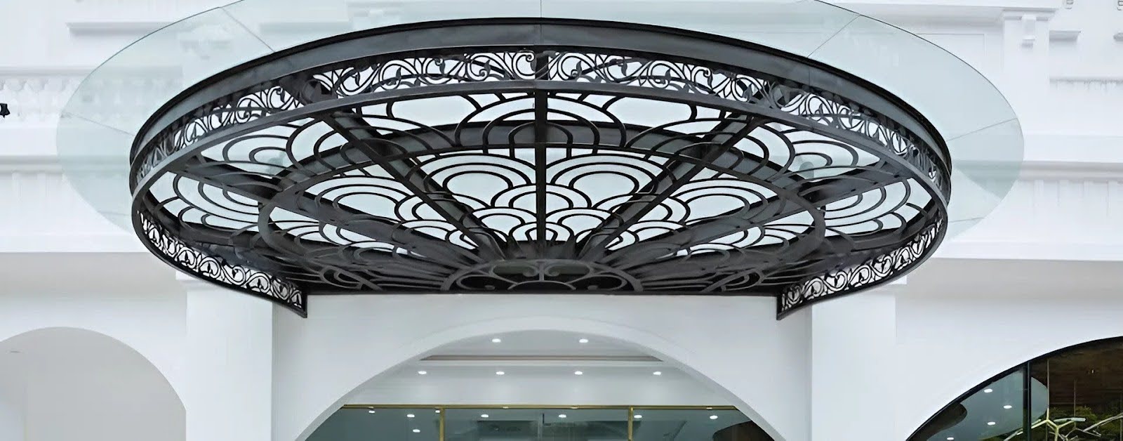 Mái kính sắt nghệ thuật nổi bật mặt tiền