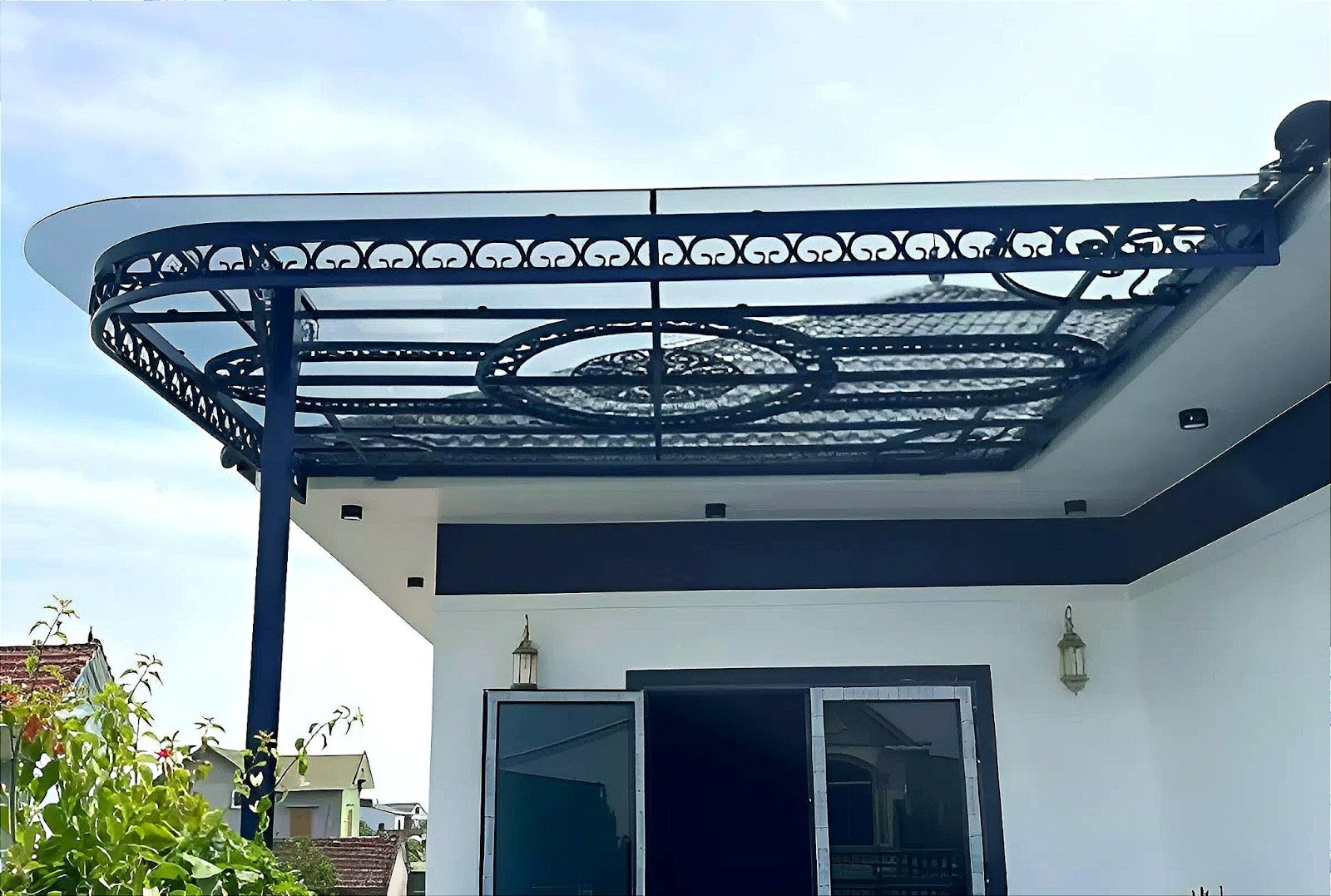 Mái kính trên sân thượng mang phong cách hiện đại