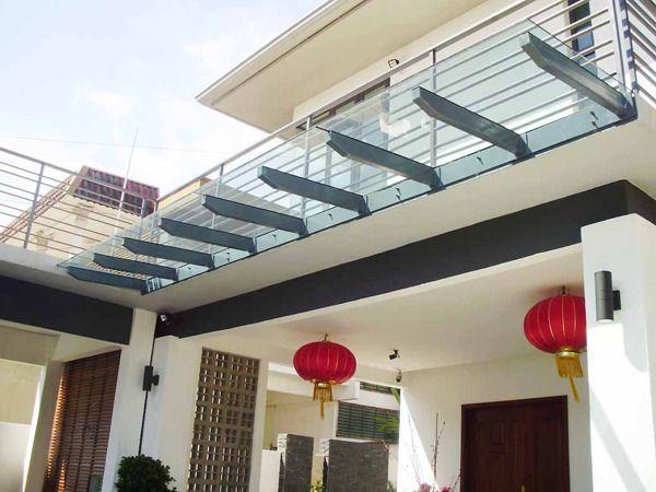 Mẫu mái kính sân trước nhà hiện đại