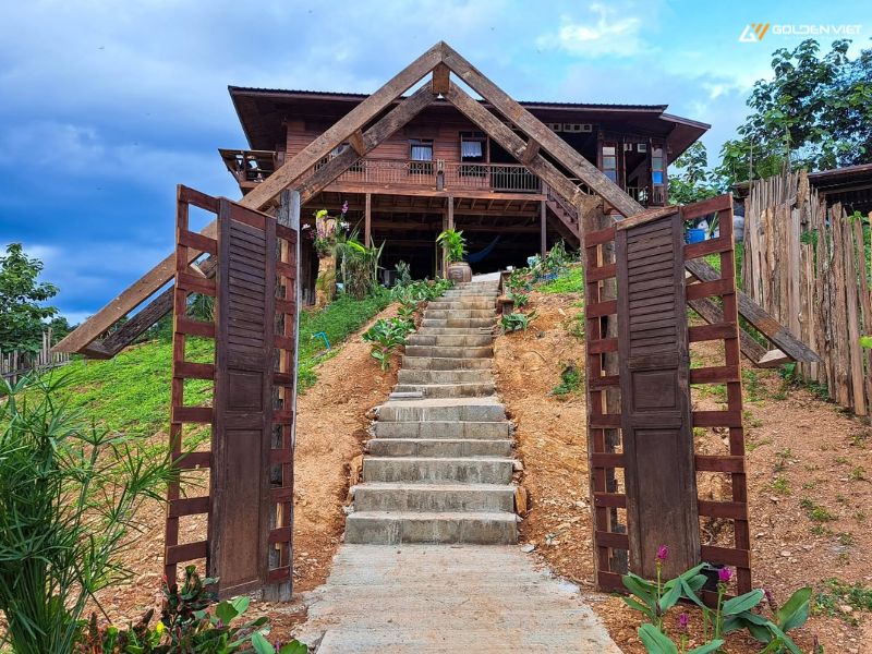 Cổng homestay làm bằng gỗ
