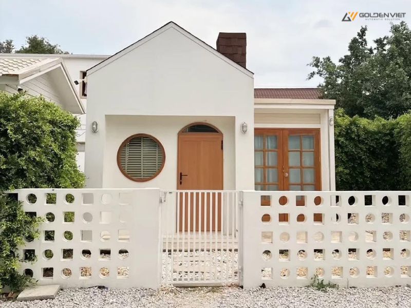 Cổng homestay đẹp màu trắng trang nhã