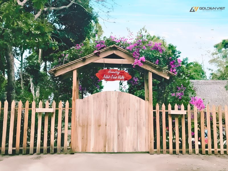 Cổng homestay đẹp gỗ mộc mạc