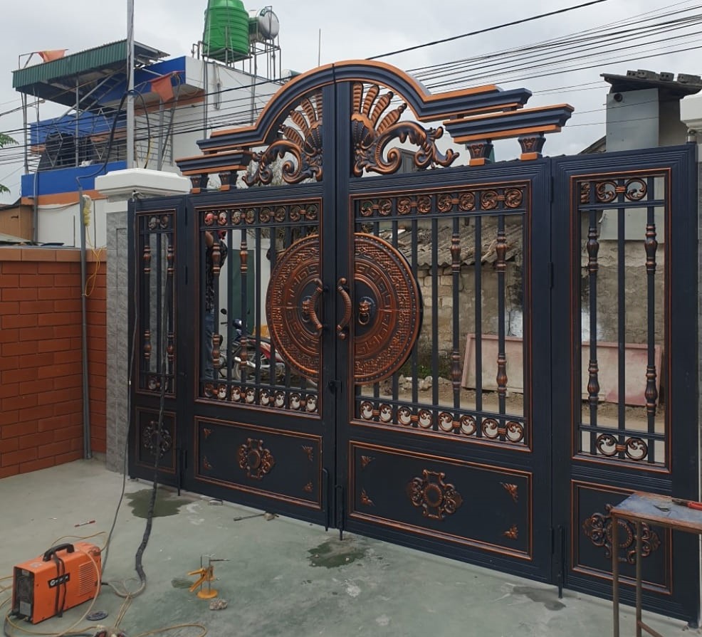 Mẫu cổng inox sơn nung màu đồng đẹp