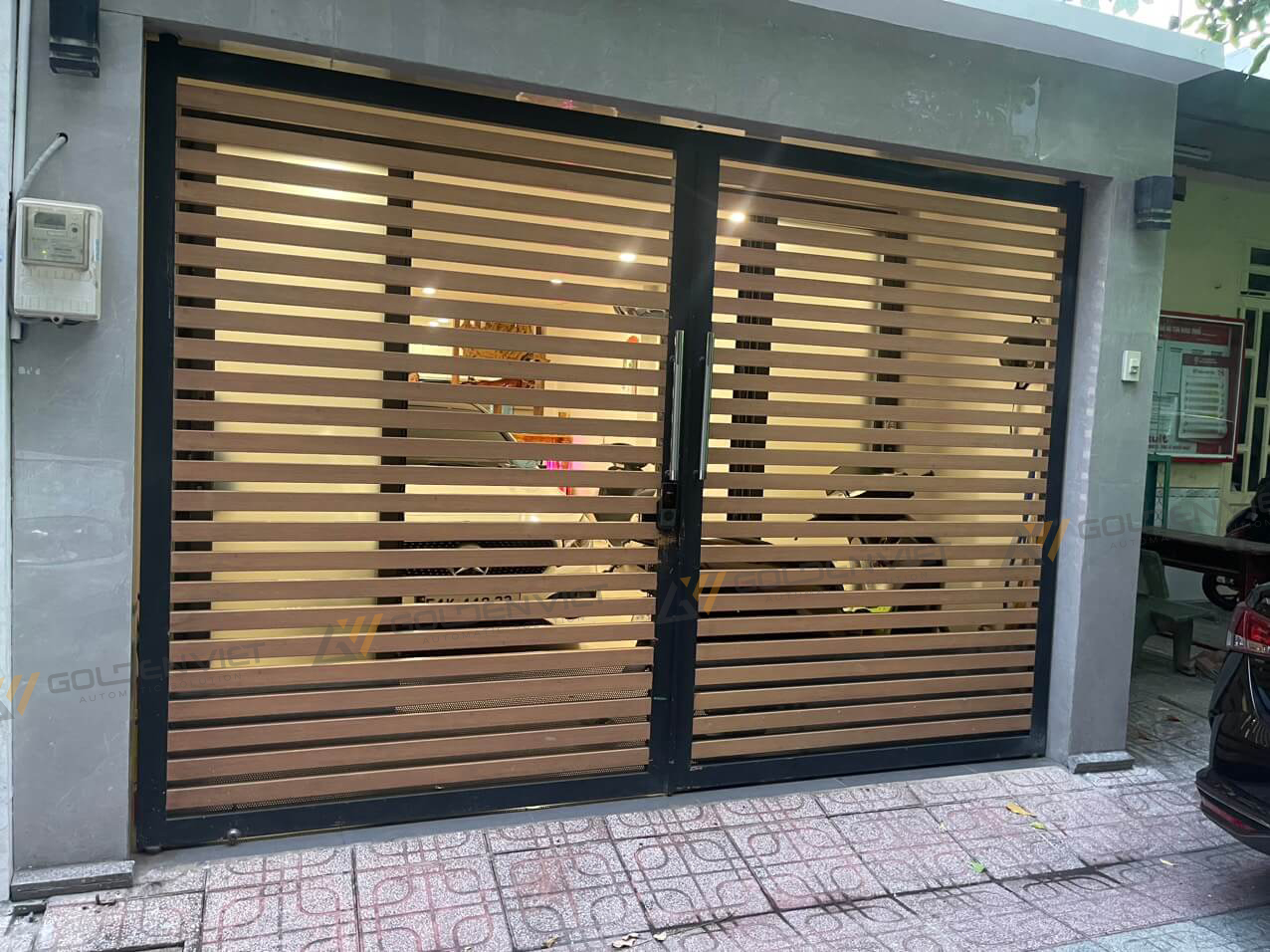 Mẫu cổng sắt 2 cánh hiện đại kết hợp nan gỗ
