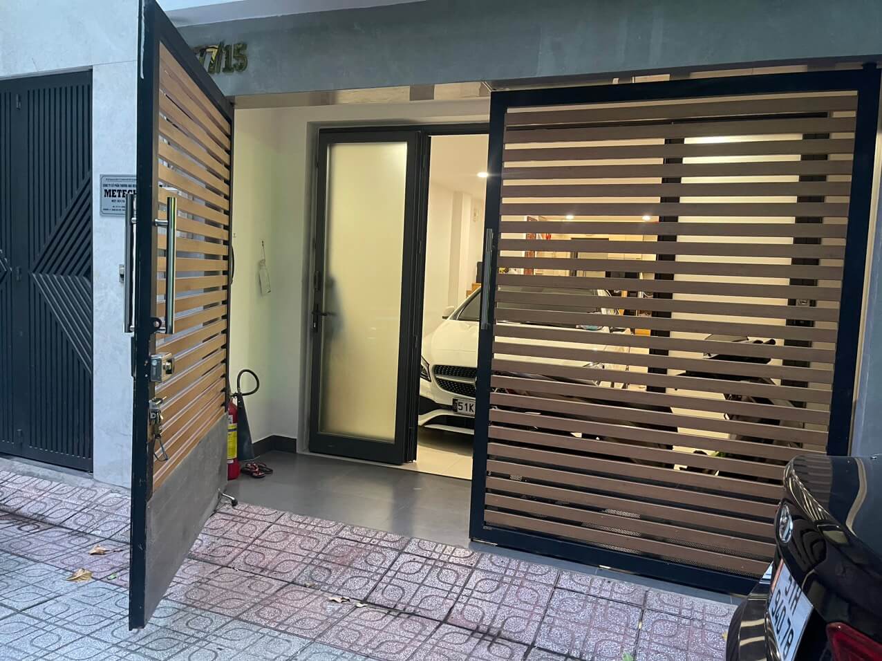 Mẫu cổng sắt 2 cánh hiện đại kết hợp nan gỗ