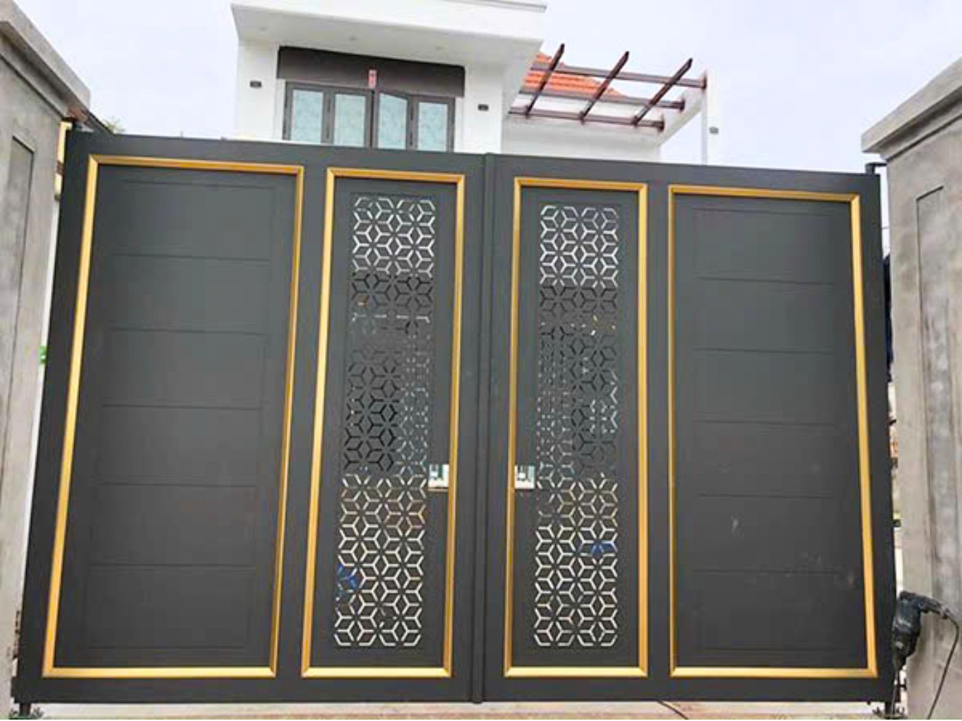 Mẫu cổng sắt kín đẹp có độ bền cao