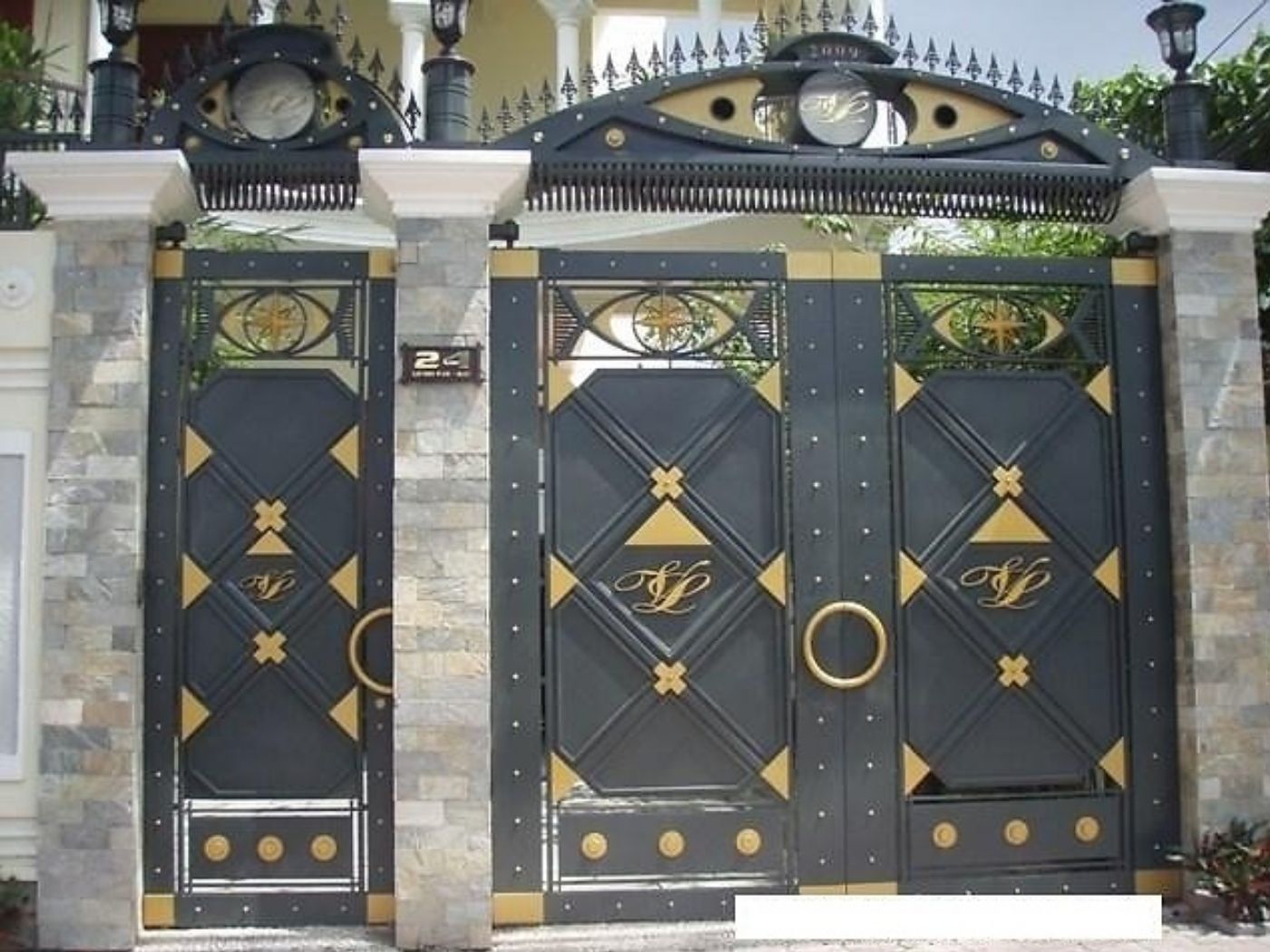 Mẫu cổng sắt kín hiện đại cho nhà phố