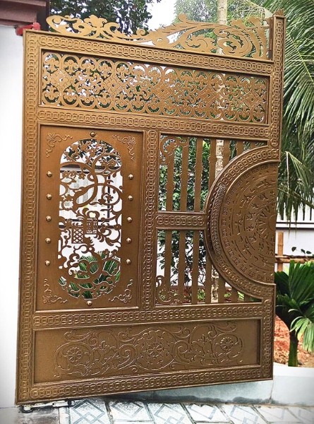 Mẫu cổng sắt mạ đồng kiểu dáng sang trọng