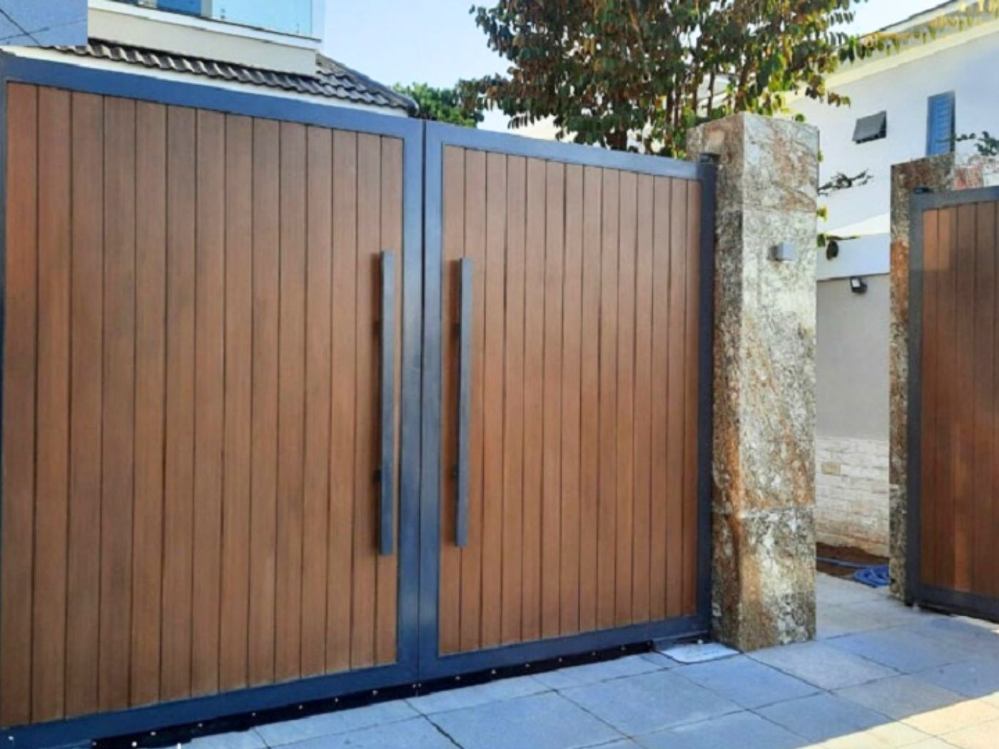 Mẫu cổng sắt nan gỗ nhựa