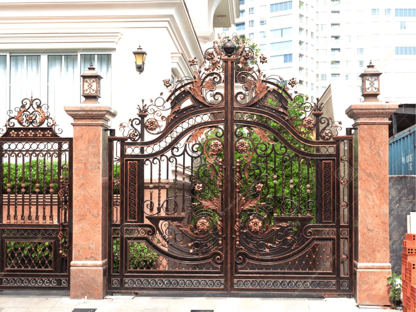 Mẫu cổng sắt uốn nghệ thuật hoa văn cổ điển