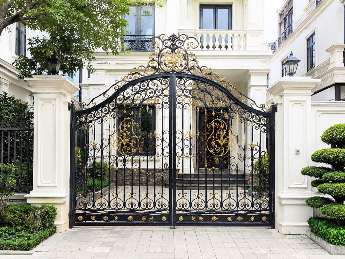 Mẫu cổng sắt uốn nghệ thuật hoa văn đối xứng