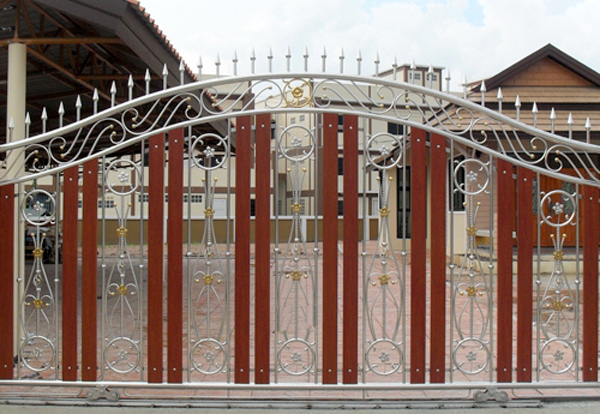 Mẫu cửa cổng inox kết hợp gỗ