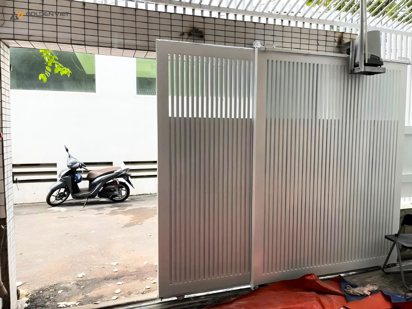 Mẫu cửa cổng lùa 2 cánh có lắp motor