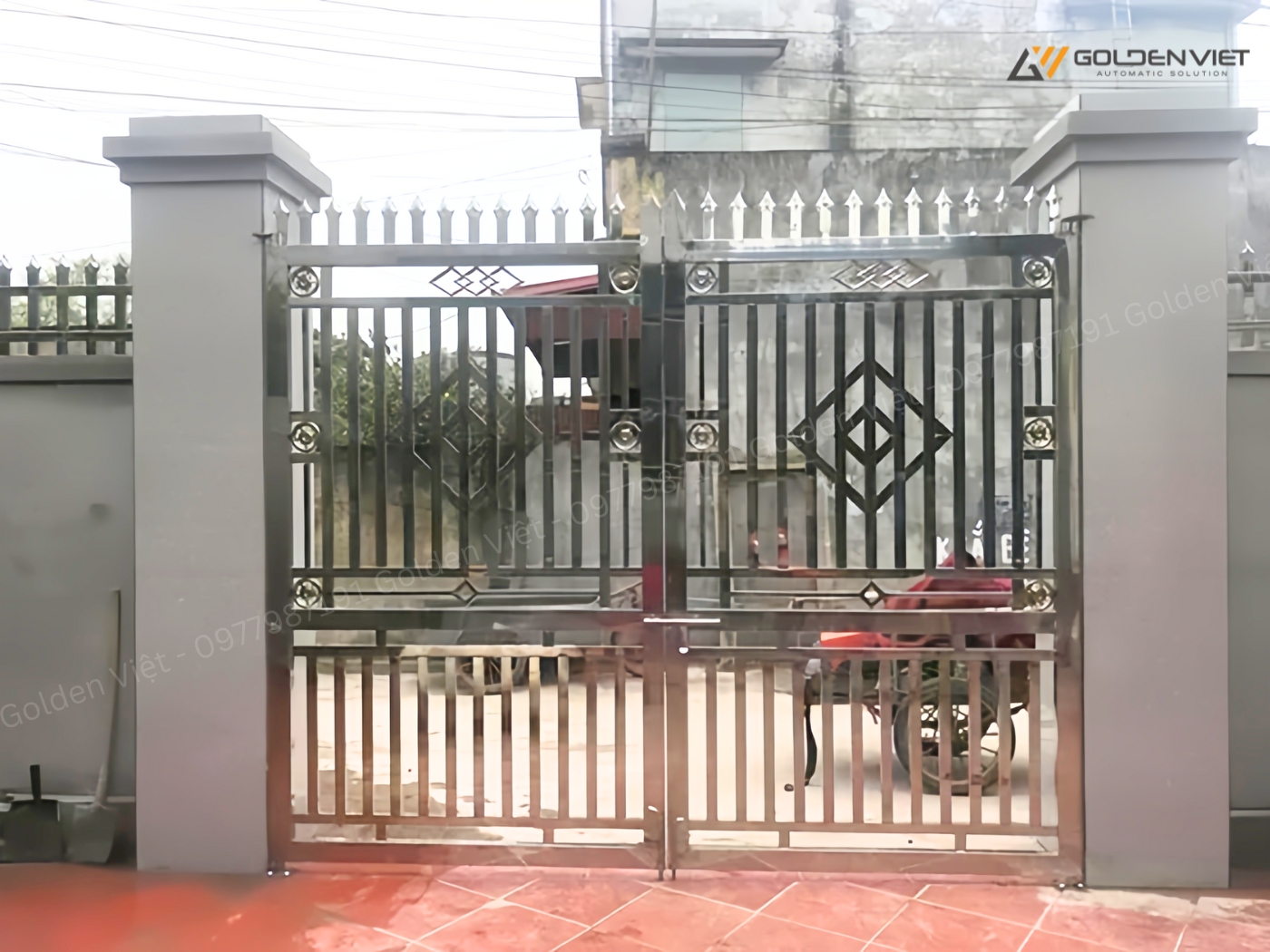 Mẫu cửa cổng nhà inox 2 cánh sáng bóng