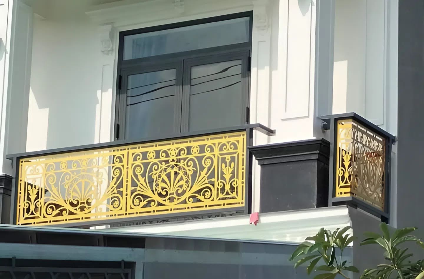 Mẫu lan can ban công sắt CNC sơn màu vàng 