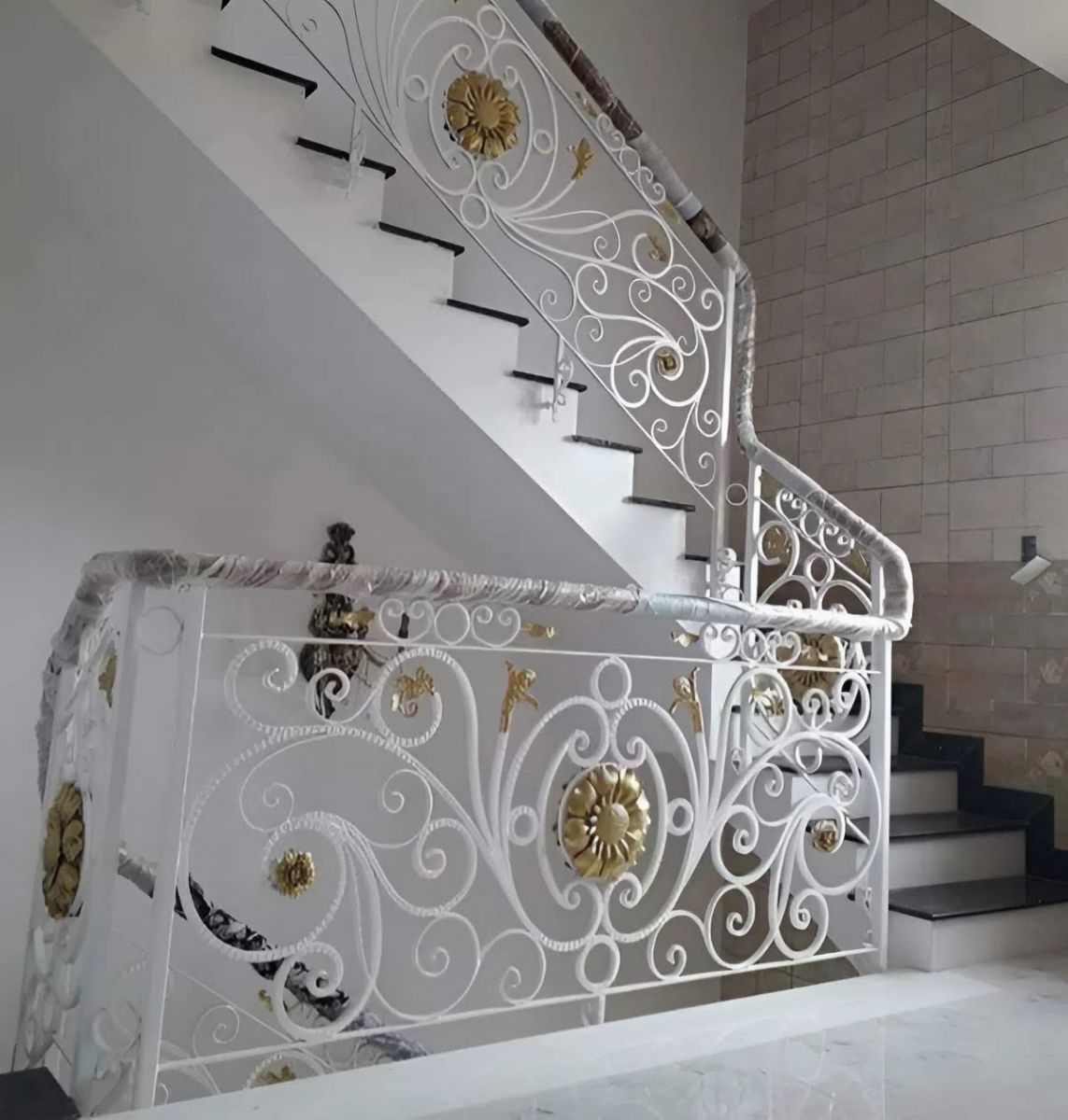 Mẫu lan can sắt cầu thang uốn cong