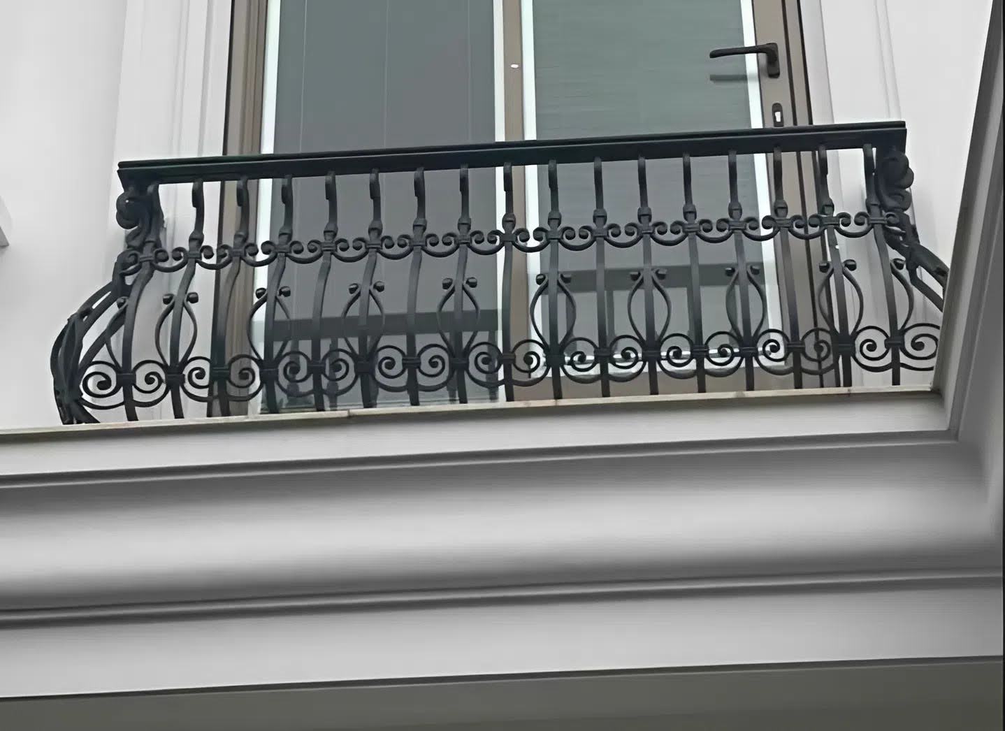 Lan can sắt ban công