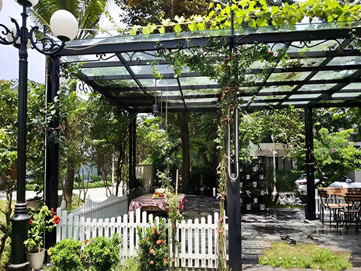 Mái kính cường lực sân vườn che mưa