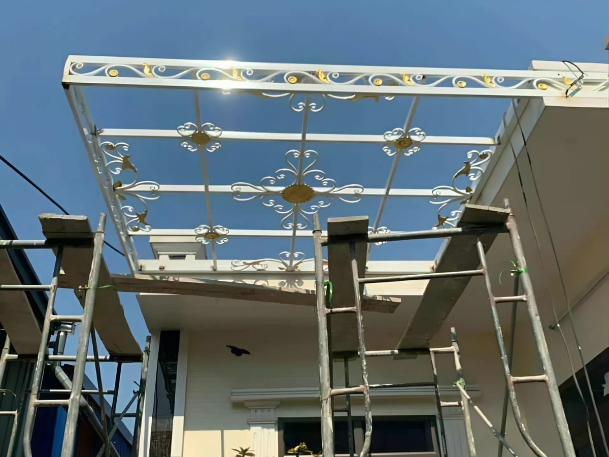 Mẫu mái kính khung sắt mạ sơn tĩnh điện