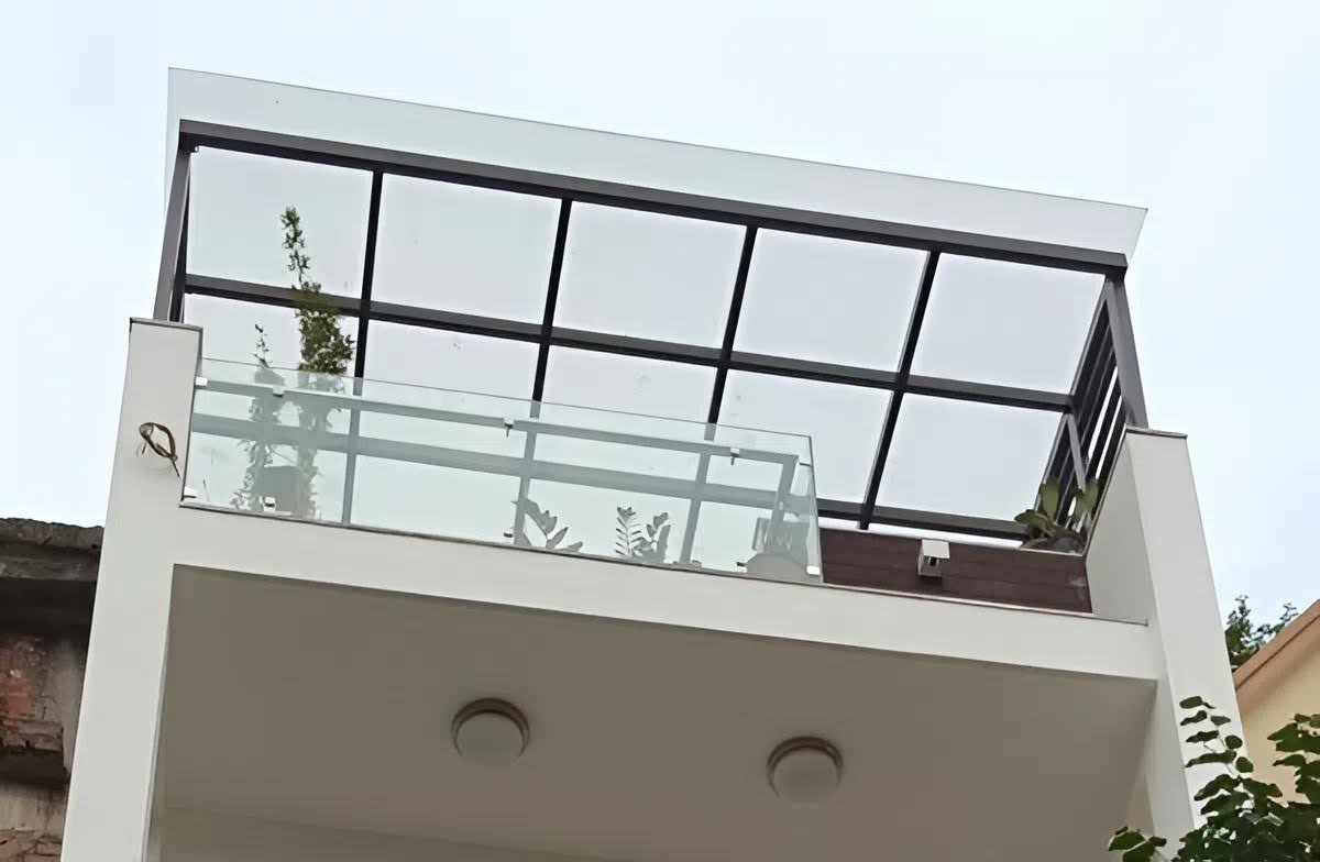 Mẫu mái kính sân thượng đẹp, hiện đại và tối giản