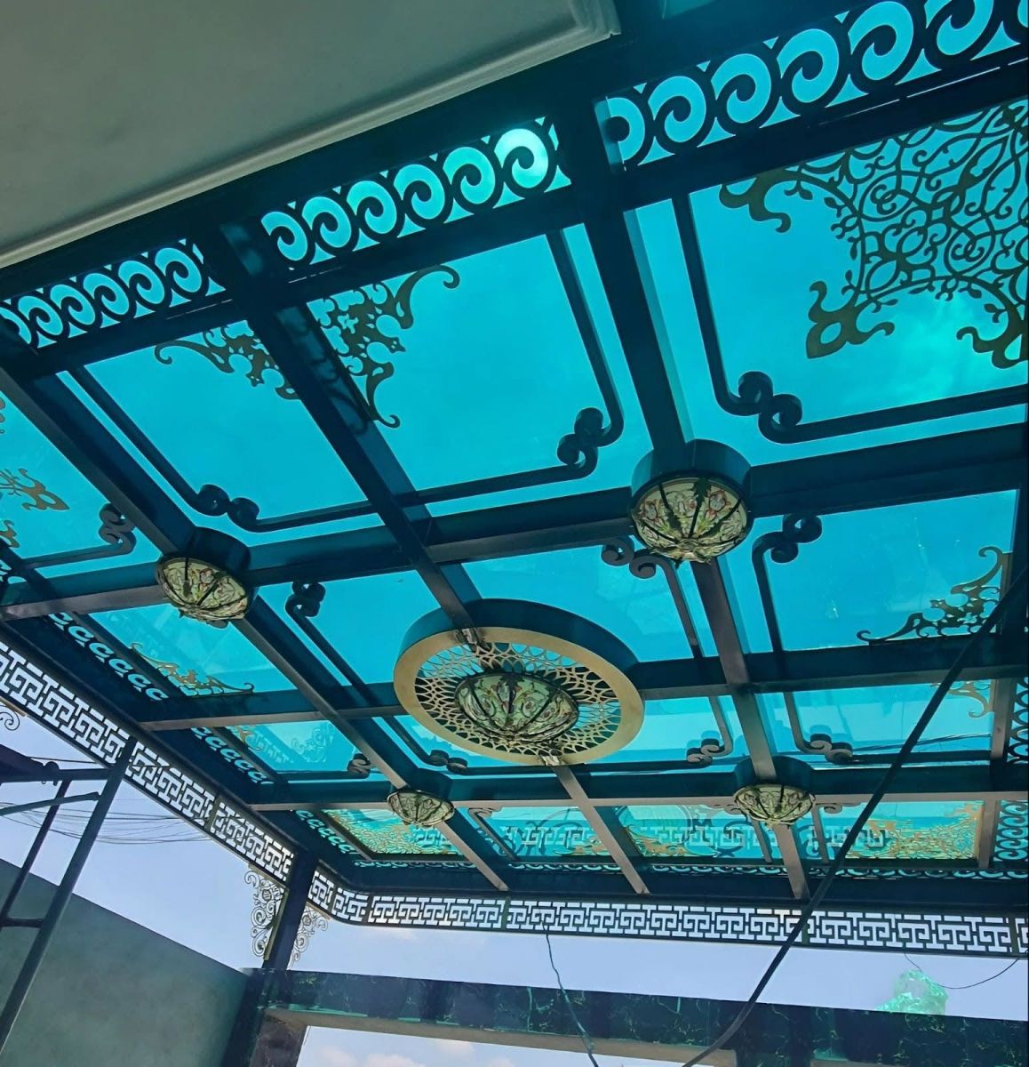 Mẫu mái kính sân trước nhà hiện đại