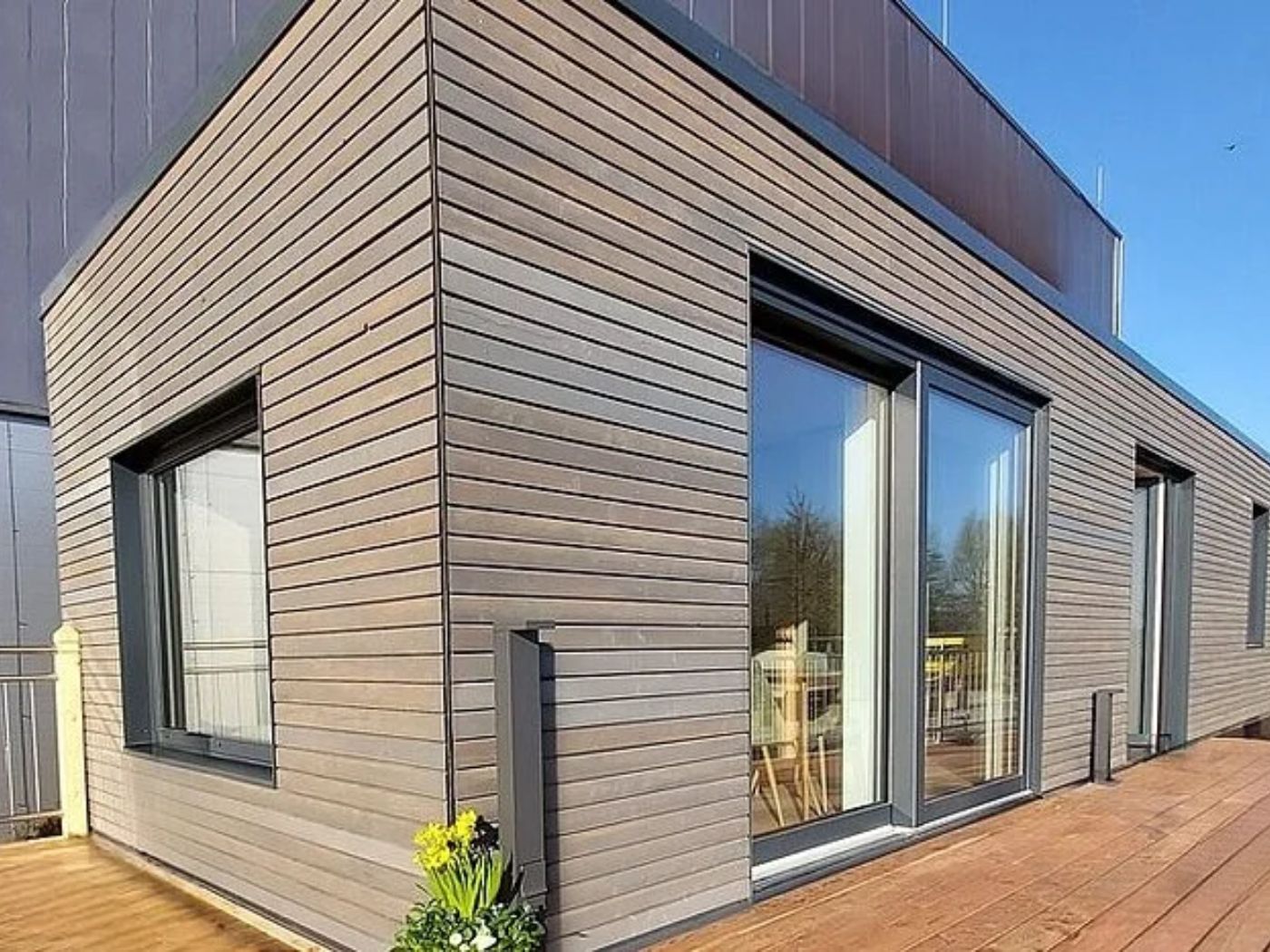 Mẫu nhựa giả gỗ ốp tường tạo điểm nhấn