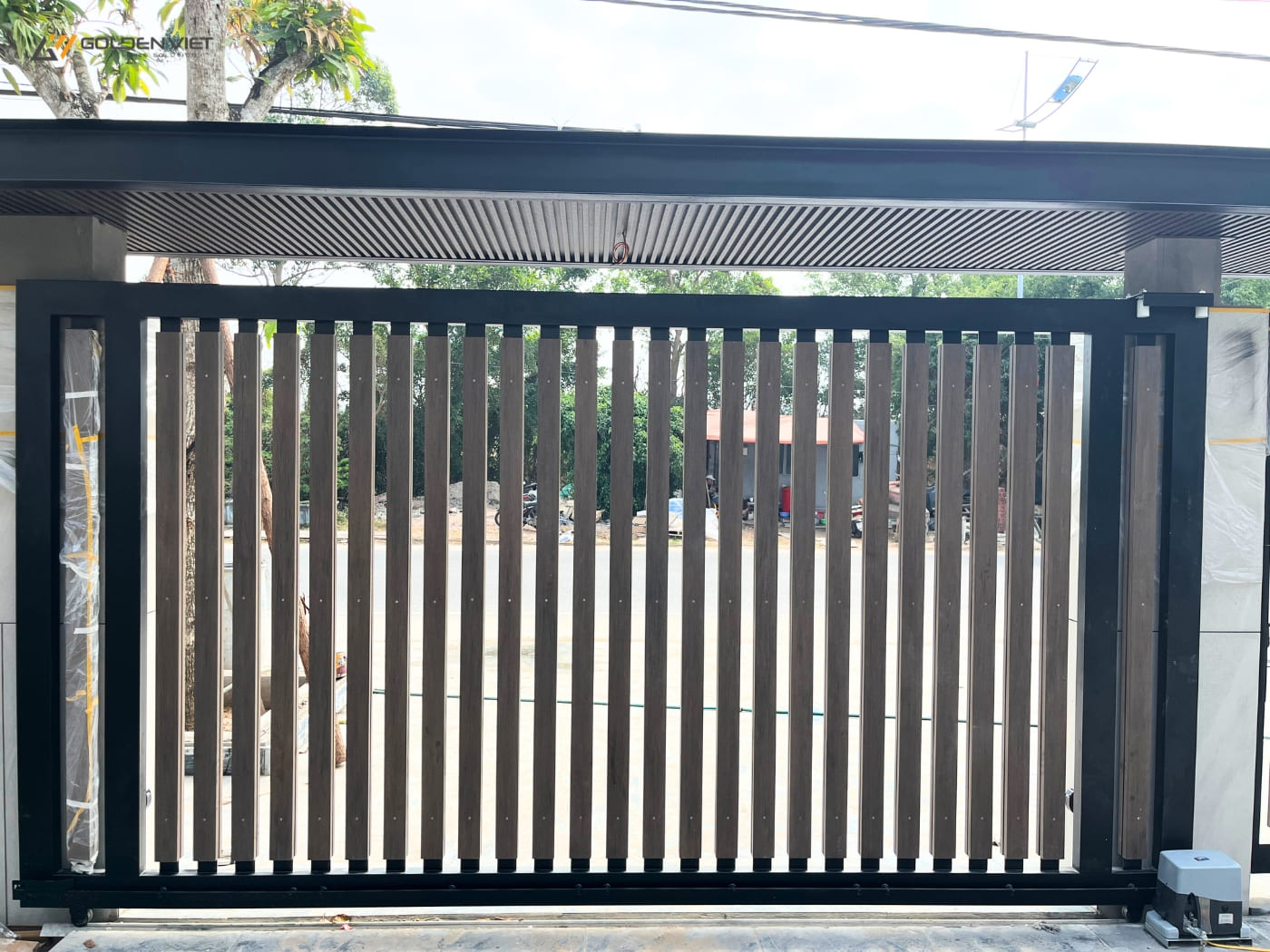 Một bộ cửa cổng lùa 1 cánh hoàn chỉnh