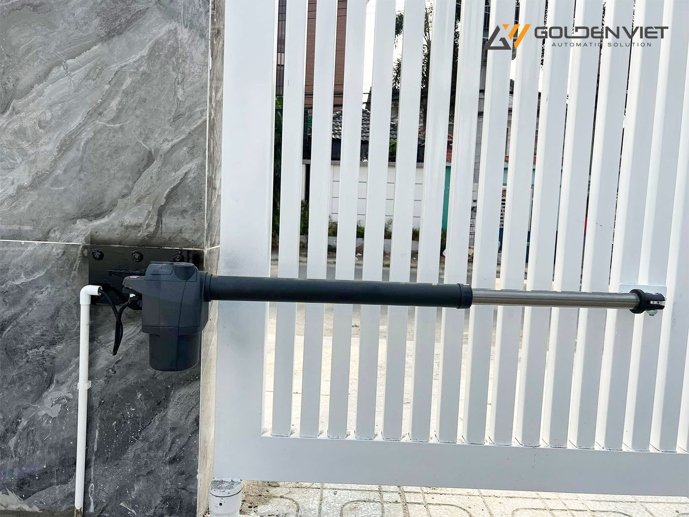Hình ảnh thực tế motor cổng tay đòn Beninca trên thân cổng