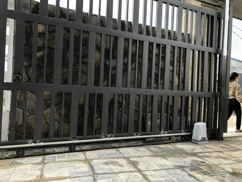 Motor cổng lùa giá rẻ Powertech lắp tại nhà dân