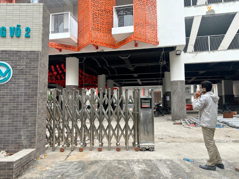 Nên chọn cổng xếp inox