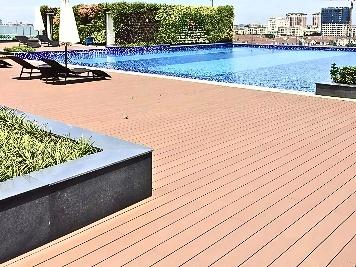 Nên lát gạch hay sàn nhựa giả gỗ ngoài trời - Độ an toàn