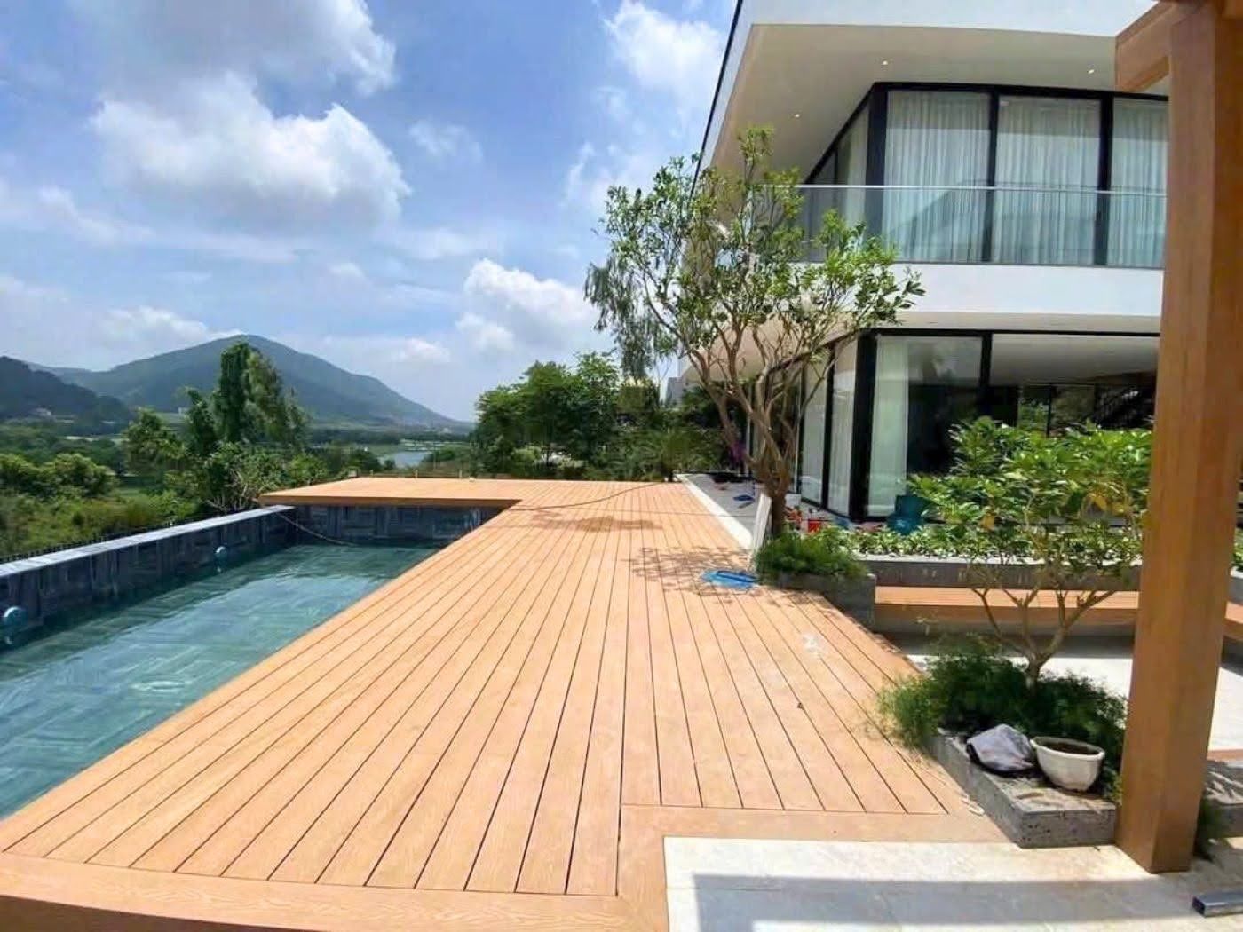 Nên lát gạch hay sàn nhựa giả gỗ ngoài trời